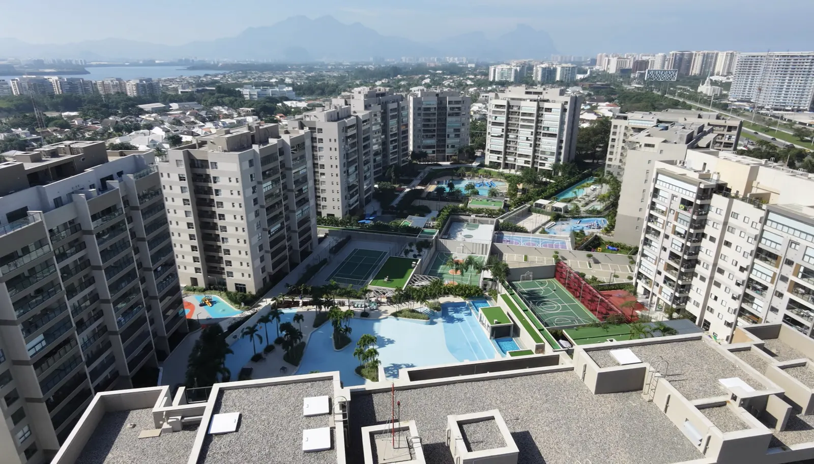 Condomínio-clube atendido pela Atlântic com áreas comuns e piscinas em dia, visto de cima