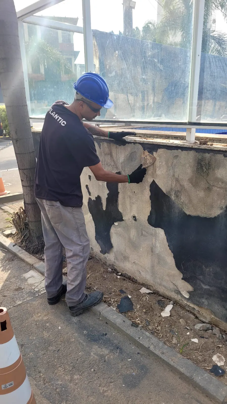 Mureta com revestimento deteriorado sendo recuperada pela equipe Atlântic