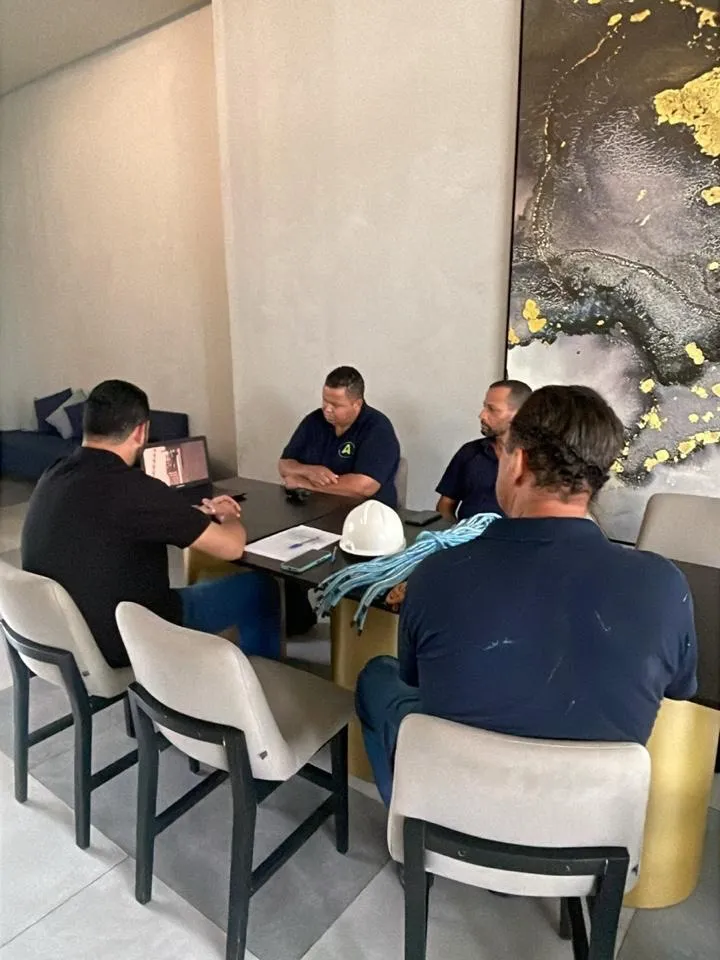 Reunião técnica com cliente antes do início da obra